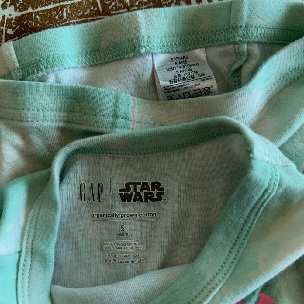 Gap 5T Grogu 2-piece pajamas - Picture 4 of 5